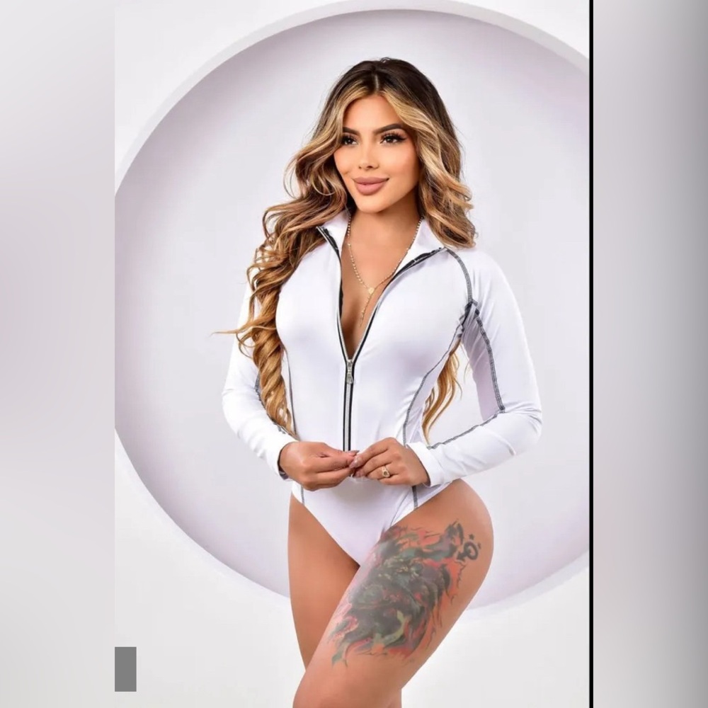 Colombian 🇨🇴 White Bodysuit with front Zipper and Mesh